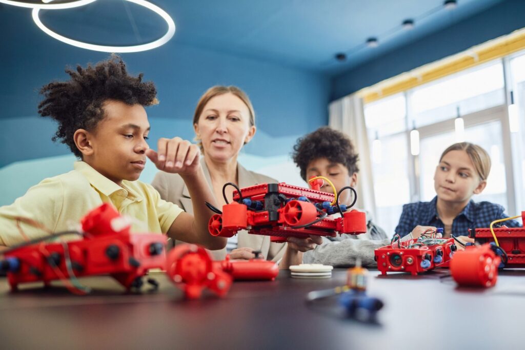 Estudiantes y docente trabajando en un proyecto de robótica educativa